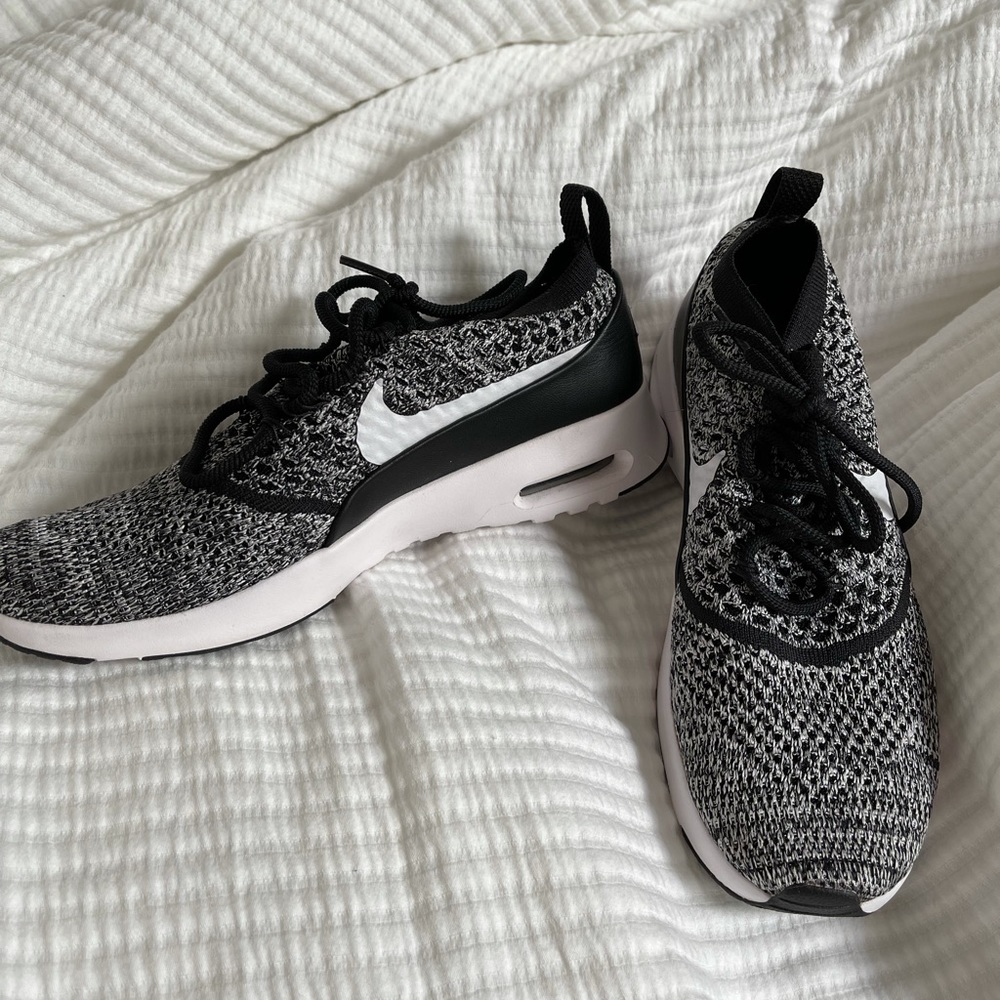NIKE FLYKNIT RUNNING SHOES